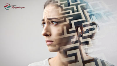 Женщина на фоне прозрачного лабиринта